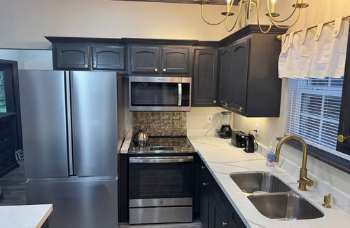 Lafayette House | Your stay at our "Cajun Gold Getaway" promises to be unforgettable. 5 Bedrooms!