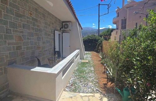 Malia House | Your Summer Home with Courtyard – Relaxation for 4 Guests