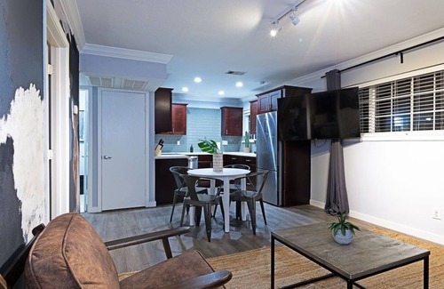 South Central Houston Apartment | Your TMC Flats! Sleeps 44, 22BR, 11BA, 9PA ⭐️⭐️⭐️⭐️⭐️
