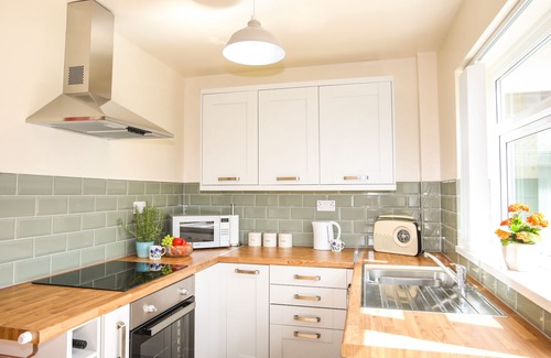 Llysfaen Cottage | YR HAFAN, pet friendly, with open fire in Llanddulas