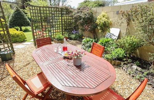 Llysfaen Cottage | YR HAFAN, pet friendly, with open fire in Llanddulas