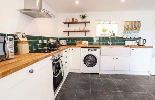 Mawddwy Cottage | YSGUBOR CRAIG Y GRONFA, family friendly, with hot tub in Mallwyd