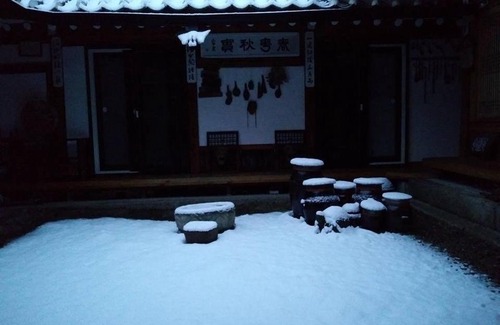 Hyehwa Villa | Yujin Hanok - Garden House