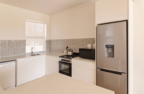 Paarl Apartment | Charming One Bed cottage in the heart of the Winelands with pool.