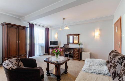 Dabrowa Gornicza Hotel | Zajazd Bachus