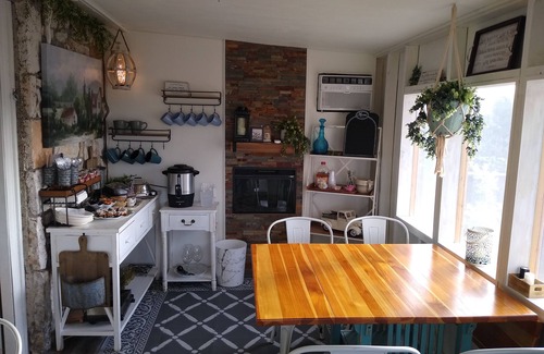Kerrville Cabin | Zannabella B&B-Glamping- Cedar Grove Cabin - Ingram, TX breakfast included
