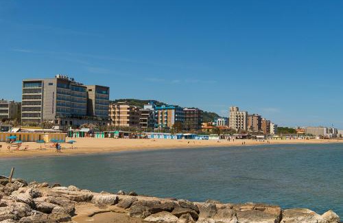Pesaro Apartment | Zara D'Amare a Pesaro 10 metri dalla spiaggia by Yohome