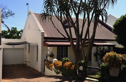 Moreleta Park House | Zebra Cottage offers tranquillity for business or leisure travellers.
