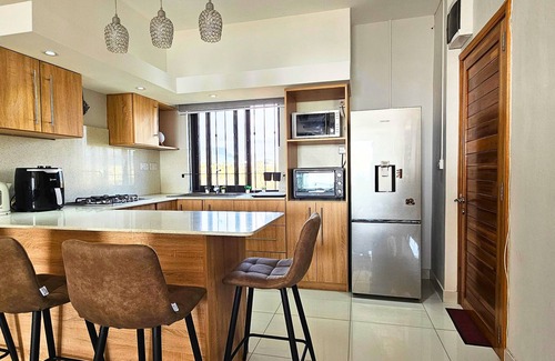 Flic-en-Flac Apartment | Zen Retreat with Stunning Sea Views and Sunsets, plus Common Pool and Gym Access