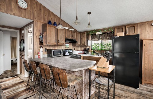 The Woods Ski Chalet | Zen Vibe w Fireplace, Grill, Deck & Screened Porch