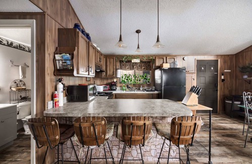 The Woods Ski Chalet | Zen Vibe w Fireplace, Grill, Deck & Screened Porch