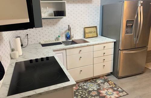 East Lansdowne Apartment | Zenbnb Lansdowne escape, with secure parking spot