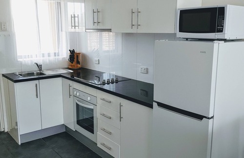 Henley Beach South Apartment | Zig Zag on Henley ~ Walk to the BEACH ~ Restuarants/cafes ~ Unlimited Wifi