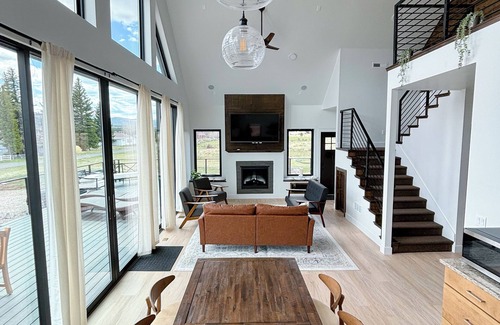 Hatch House | Zion & Bryce Escape: Scenic Views, Hammocks, BBQ, EV charger, Starry Nights