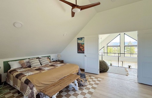 Hatch House | Zion & Bryce Escape: Scenic Views, Hammocks, BBQ, EV charger, Starry Nights