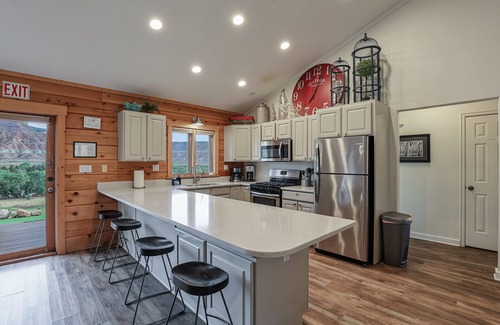 Zion National Park South Entrance Apartment | Zion Chalet 6 BD Retreats, Reunion,Wedding sleeps 22 w/hottub. 10 mins from Zion