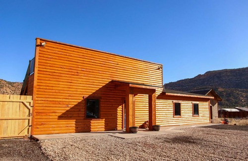 Hildale Cabin | Zion Edge Retreat, new building with hot tub.