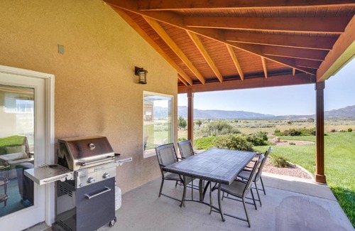 New Harmony House | Zion Mountain Guest House with Canyon Vistas!