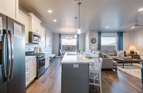 Hurricane Condo | Zion Village Resort 2102| Community Pool, Ping Pong table, and near Zion National Park
