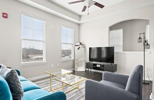 Zionsville Apartment | Ziva Luxe 2BR 2BA Near DT Indy
