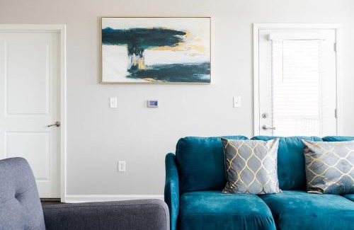 Zionsville Apartment | Ziva Luxe 2BR 2BA Near DT Indy