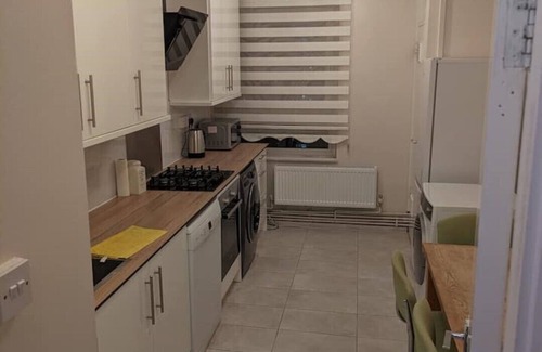 De Beauvoir Apartment | zone 2 central London next to City, Balcony with views of London skyline