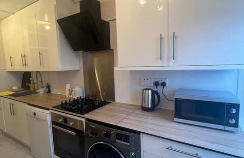 De Beauvoir Apartment | zone 2 central London next to City, Balcony with views of London skyline