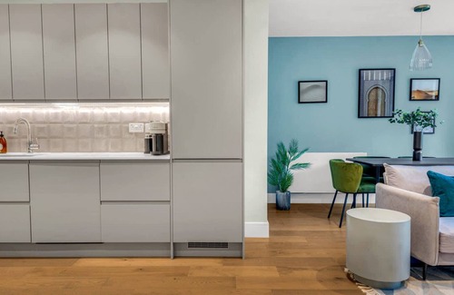 Kilburn Apartment | Zone 2 Modern Two-bed Apt with Balcony/Park Views