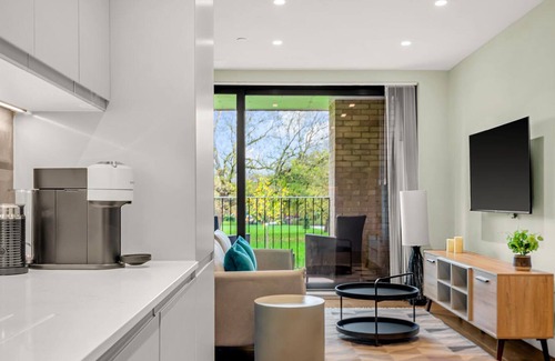 Kilburn Apartment | Zone 2 Modern Two-bed Apt with Balcony/Park Views