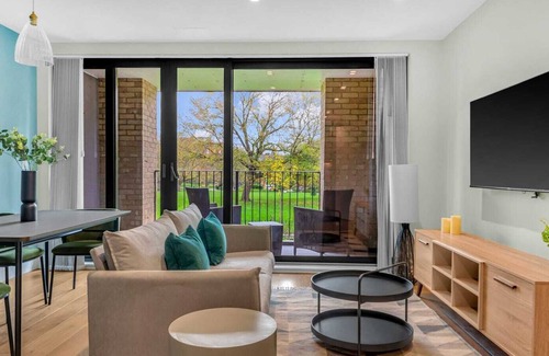 Kilburn Apartment | Zone 2 Modern Two-bed Apt with Balcony/Park Views