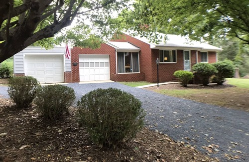 Asheboro House | Zoo House just minutes to Zoo, Pottery, walking distance to Zoo City Sportsplex