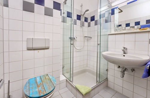 Staufen im Breisgau Apartment | Zweibettzimmer mit WC und Dusche