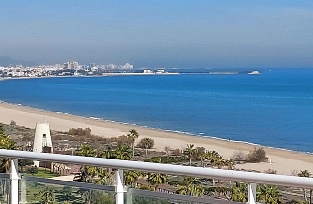 Ático con espectacular terraza frente al mar