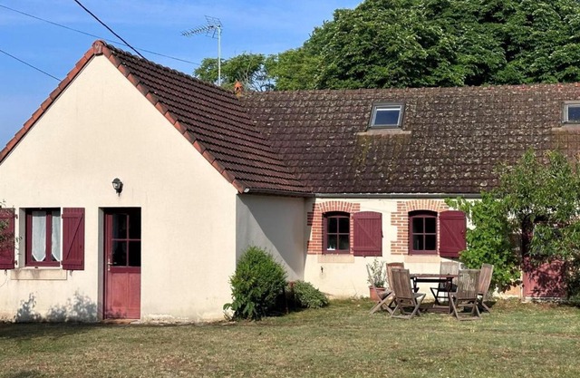 Évasion Naturelle près de Moulins : Gîte Confortable avec Jardin et Poêle à Bois - FR-1-489-463