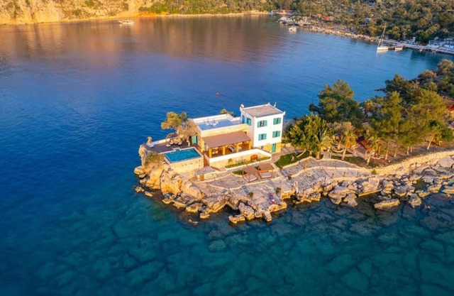 Üç tarafı denizli çevrili harika villa