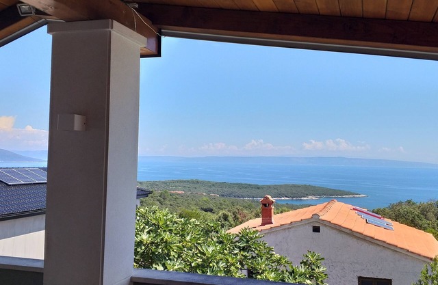 Šarmantno stanovanje sa krasnim pogledom na more i prelijepa zelena Istra.