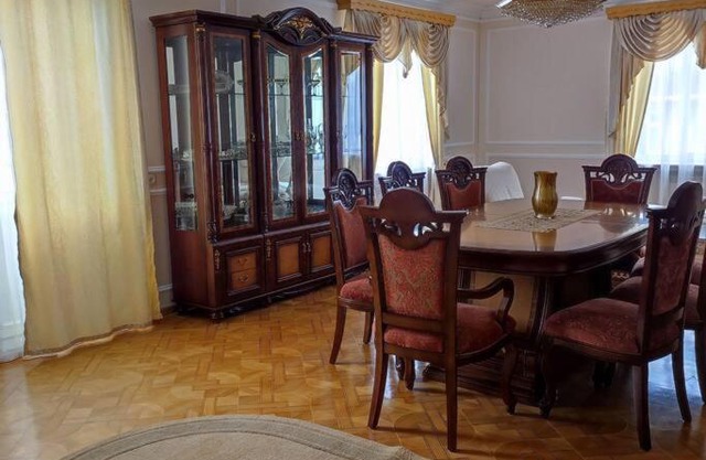 Нескучный дом, где есть джакузи, красивый парк.