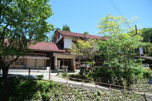 奈良吉野の小学校跡地ゲストハウス-五右衛門風呂体験-漫画図書室-卓球台-一棟貸し-素泊まり-吉野山天川村観光-Small inn attached to a historic school building