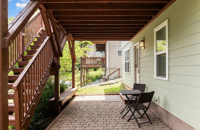 0.8 miles to Chapel Hill | Quiet & Clean Apartment
