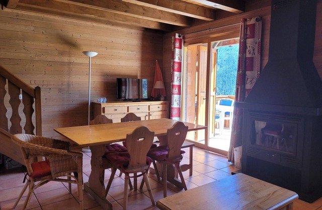 1/2 chalet for 6, 2 bedrooms, fireplace, south terrace and mountain views