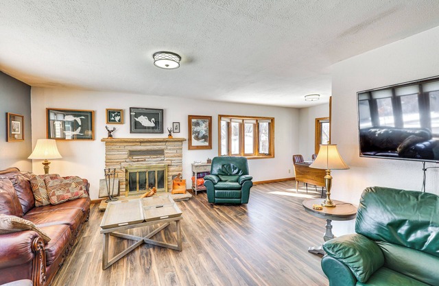 1/2 Mi to Dtwn: Pierre Family Home w/Patio