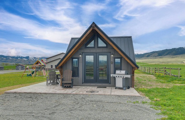 1/2 Mi to Ruby River: Cabin w/Trail Access!