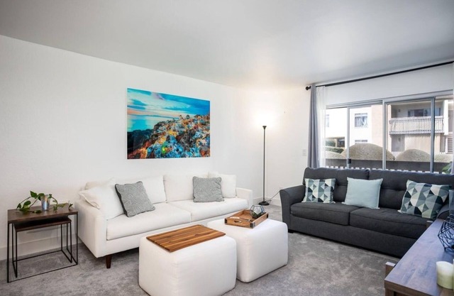 1.5 mile to beach, Gated complex, Pool, spa, exercise room, walk to restaurants.