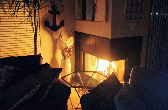 1-bd apartment with WiFi, AC , lake access, living room projector and fireplace