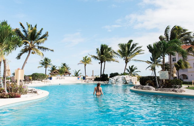 1 bdrm queen bed access to pool, hot tub, private beach, upgrades