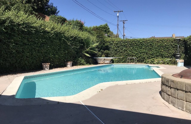 1 Bed 1 B cozy Room available in Quite Neighborhood