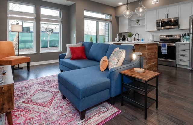 1 Bed, 1 Bath Condo Minutes from Downtown! E5