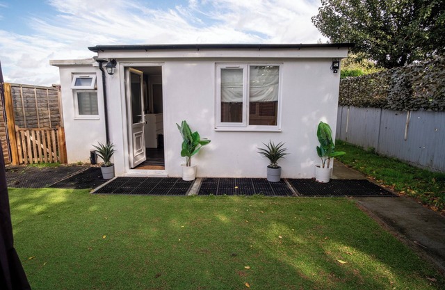 1 Bed-Sleeps 4-Private Garden-Free Parking