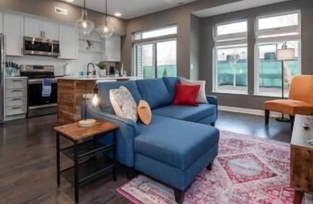 1 Bedroom Condo Minutes from Downtown- D1