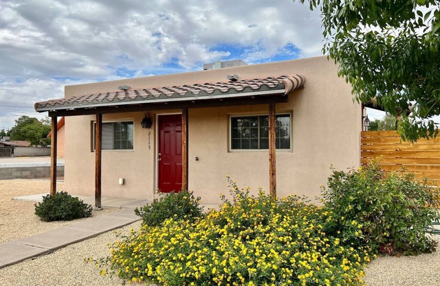 1 bedroom near NMSU. W/D in unit/pets welcome.
